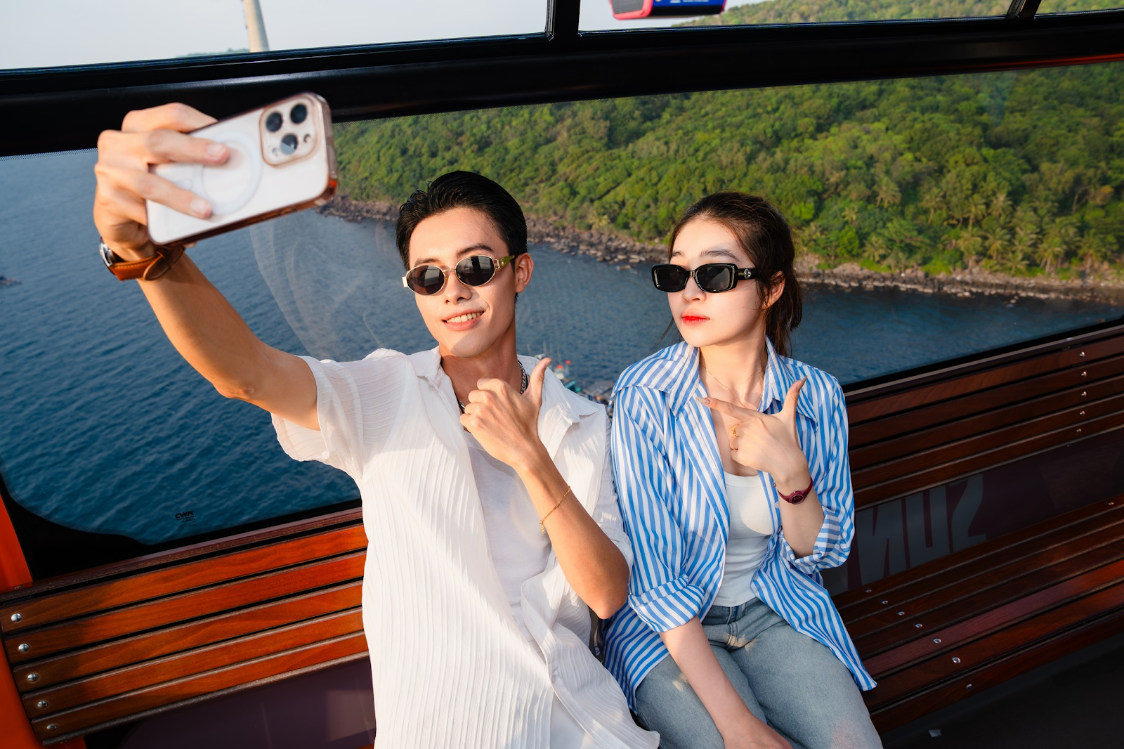 Du khách ngắm nhìn biển đảo hùng vĩ từ cabin cáp treo Hòn Thơm