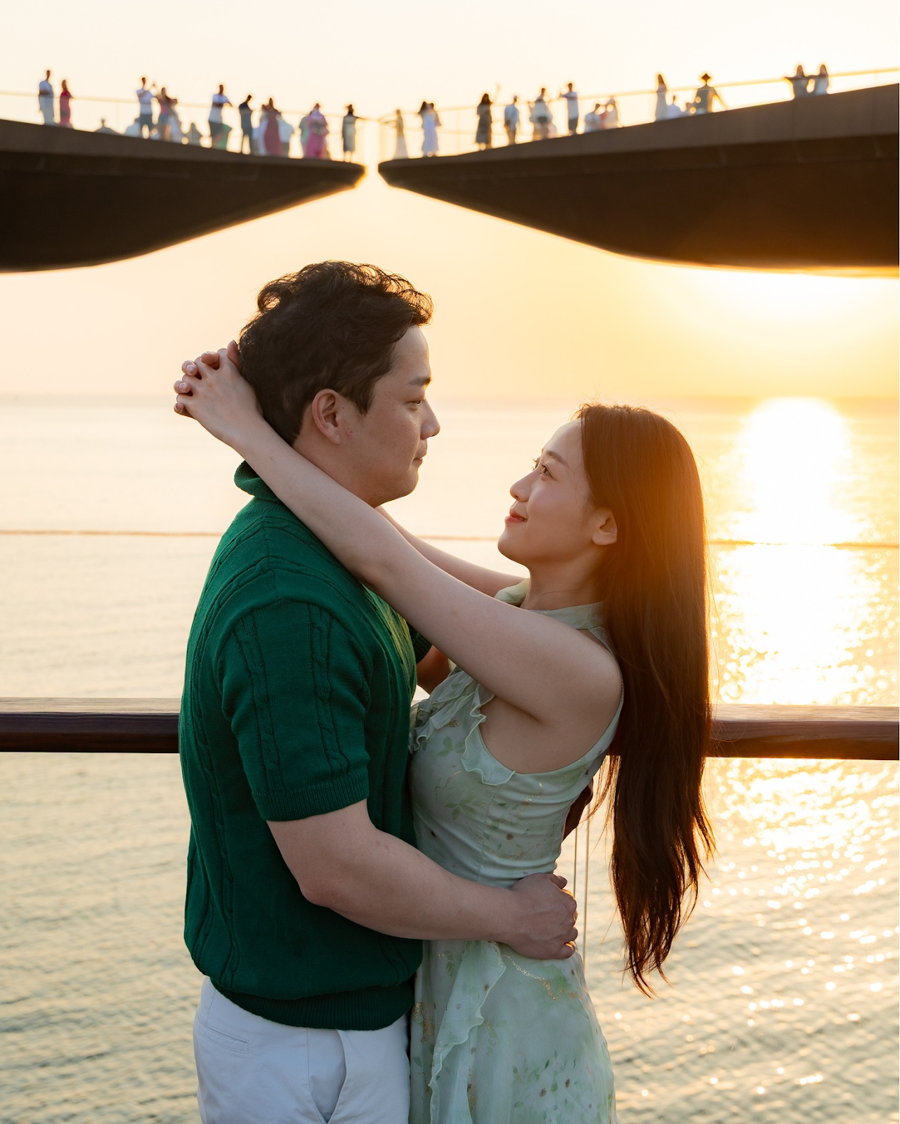 Du khách chụp những bức ảnh kỷ niệm ấn tượng tại Cầu Hôn