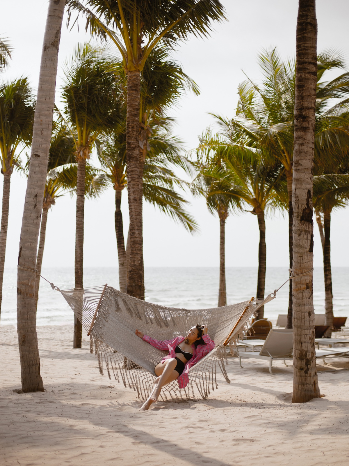 Bãi Kem là địa điểm lý tưởng để tắm nắng và thư giãn