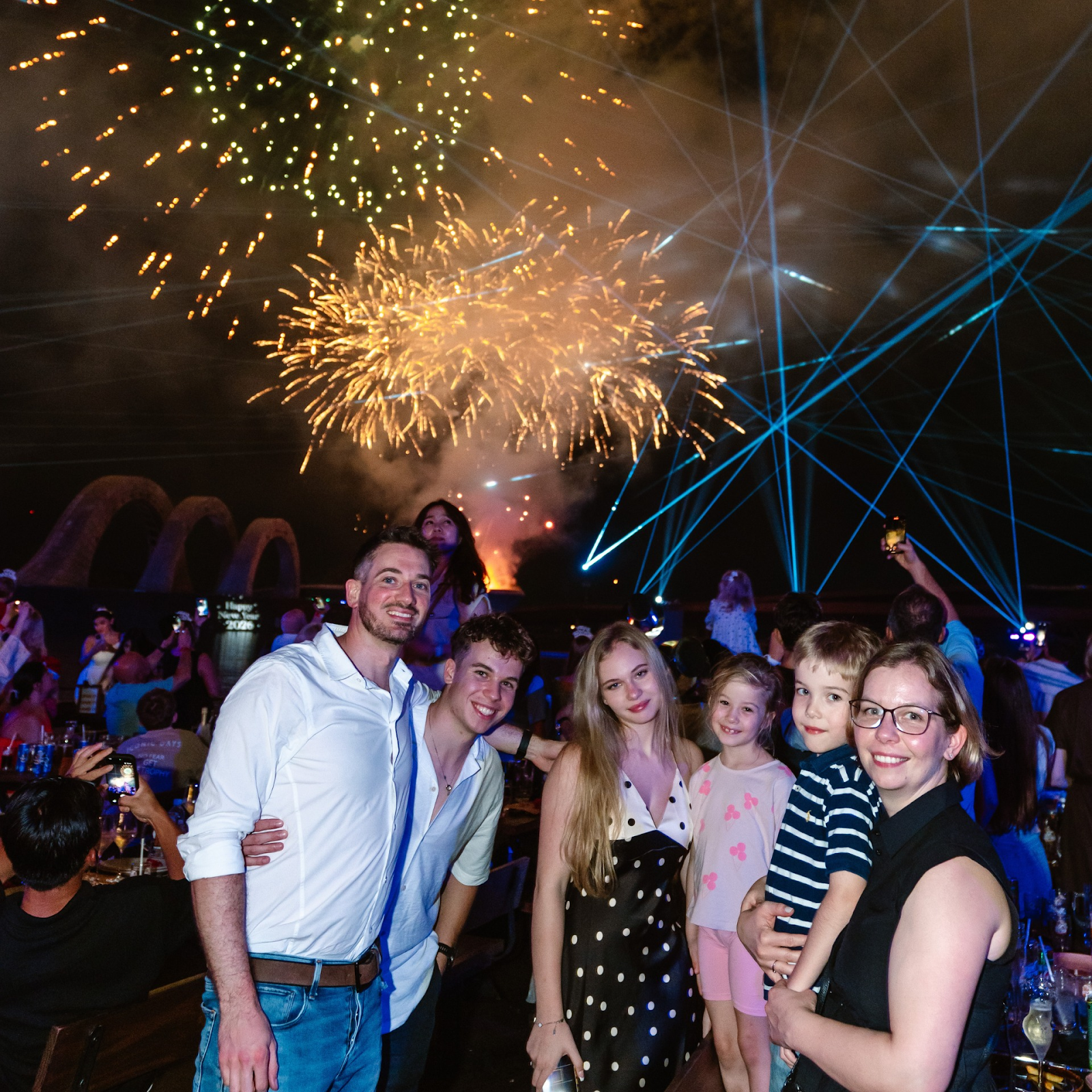 Du khách thưởng thức bữa tối sôi động tại Sun Bravia GastroPub