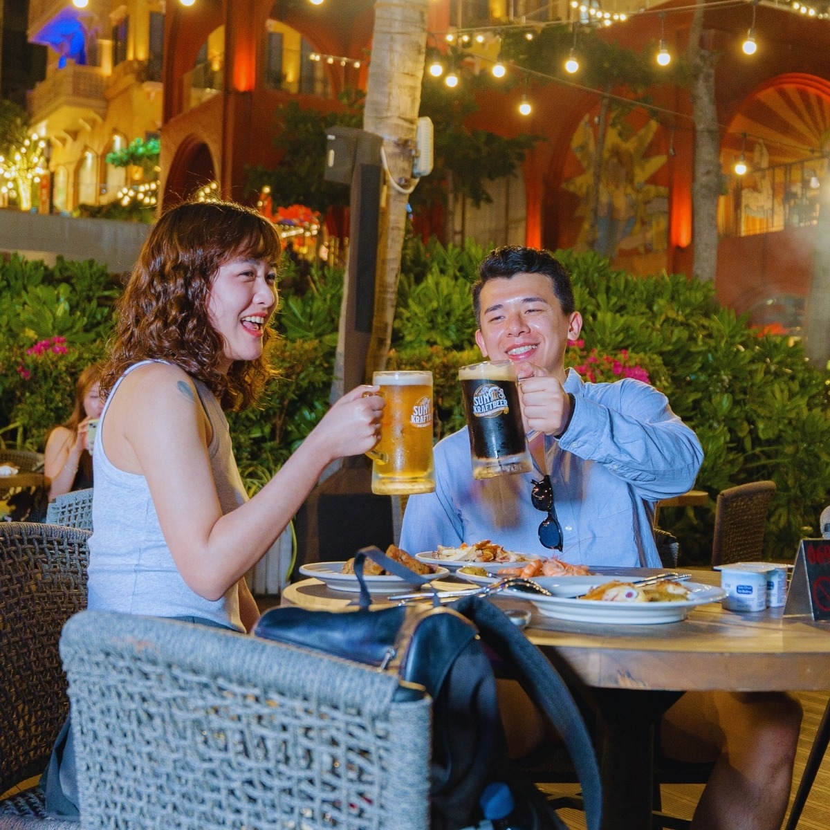 Du khách thưởng thức bữa tối lãng mạn tại Sun Bravia GastroPub