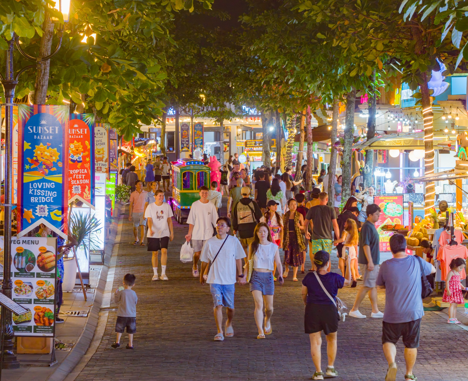 Không gian náo nhiệt của chợ đêm Vui Phết