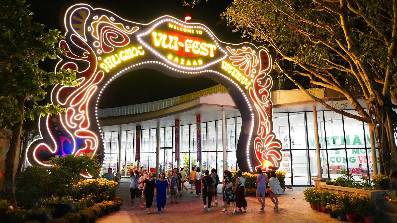 Chợ đêm Vui Phết - VUI-Fest Bazaar là điểm đến náo nhiệt và sôi động tại Thị trấn Hoàng Hôn