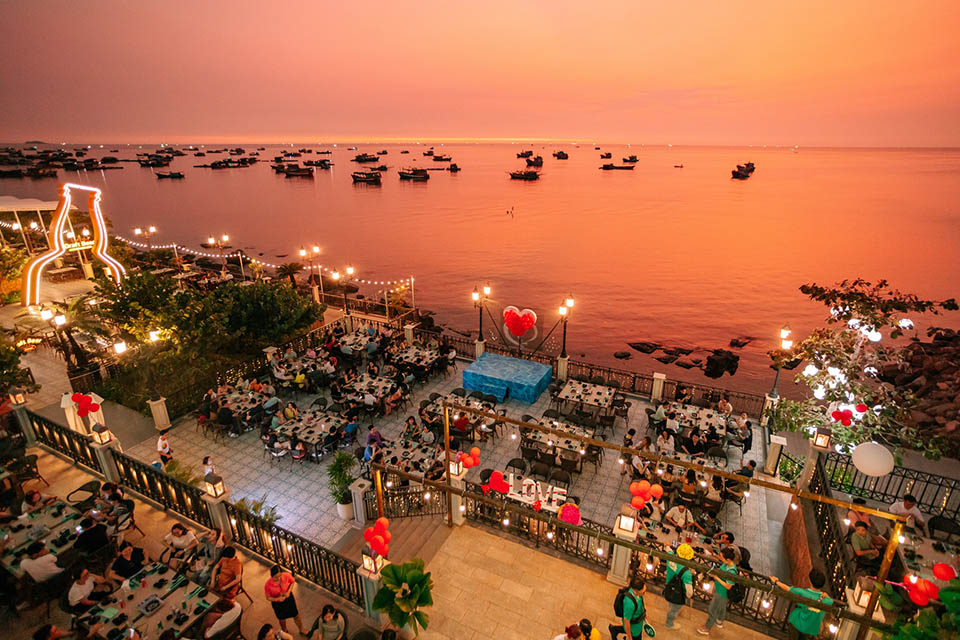 Du khách nên kết hợp tham quan Thị trấn Hoàng Hôn khi ghé thăm chợ đêm Vui Fest 