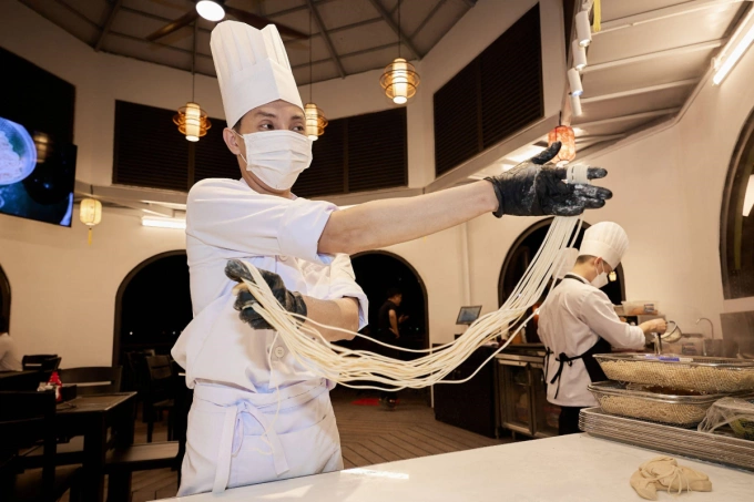 Mì kéo tay nghệ thuật tại chợ đêm Vui Fest gây ấn tượng với nhiều du khách 