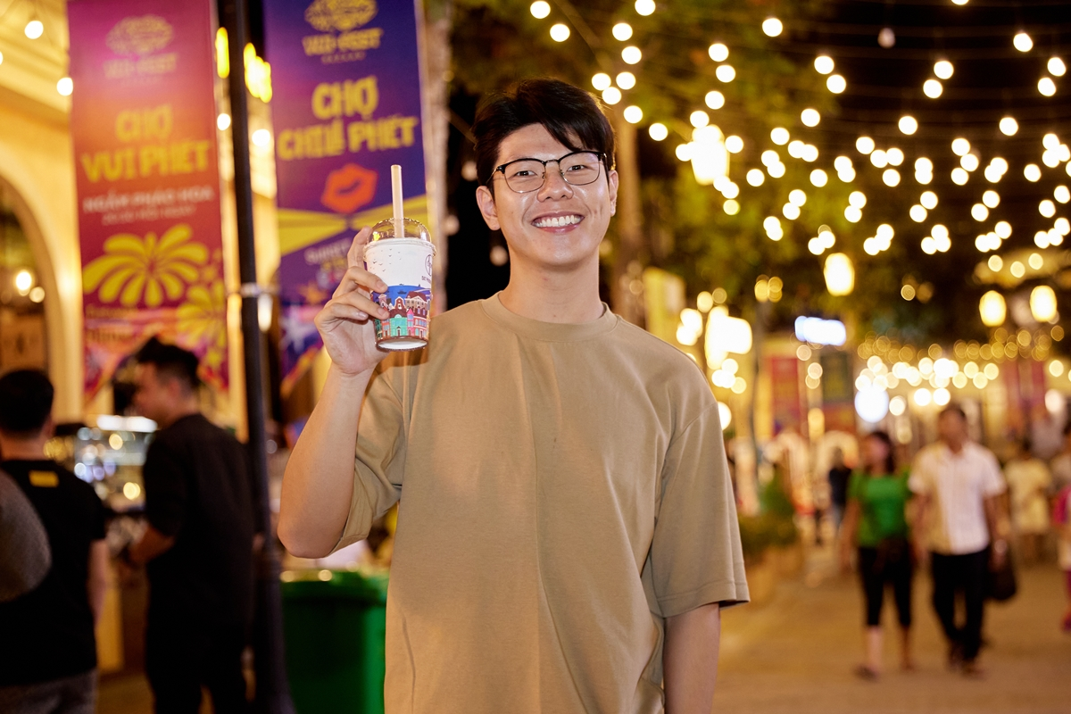 Du khách vừa tận hưởng ly nước mát lạnh vừa dạo chơi quanh chợ đêm Vui Fest Phú Quốc