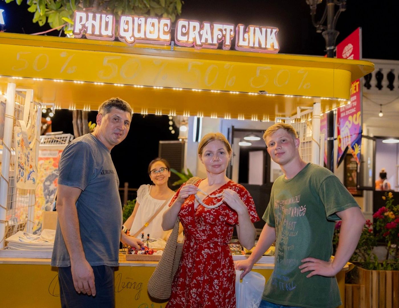 Du khách có thể mua sắm nhiều sản phẩm thủ công tại chợ đêm Vui Fest Phú Quốc 