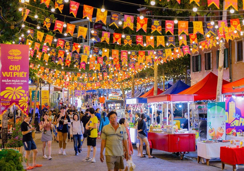 Không gian rực rỡ về đêm tại chợ đêm Vui Fest Phú Quốc