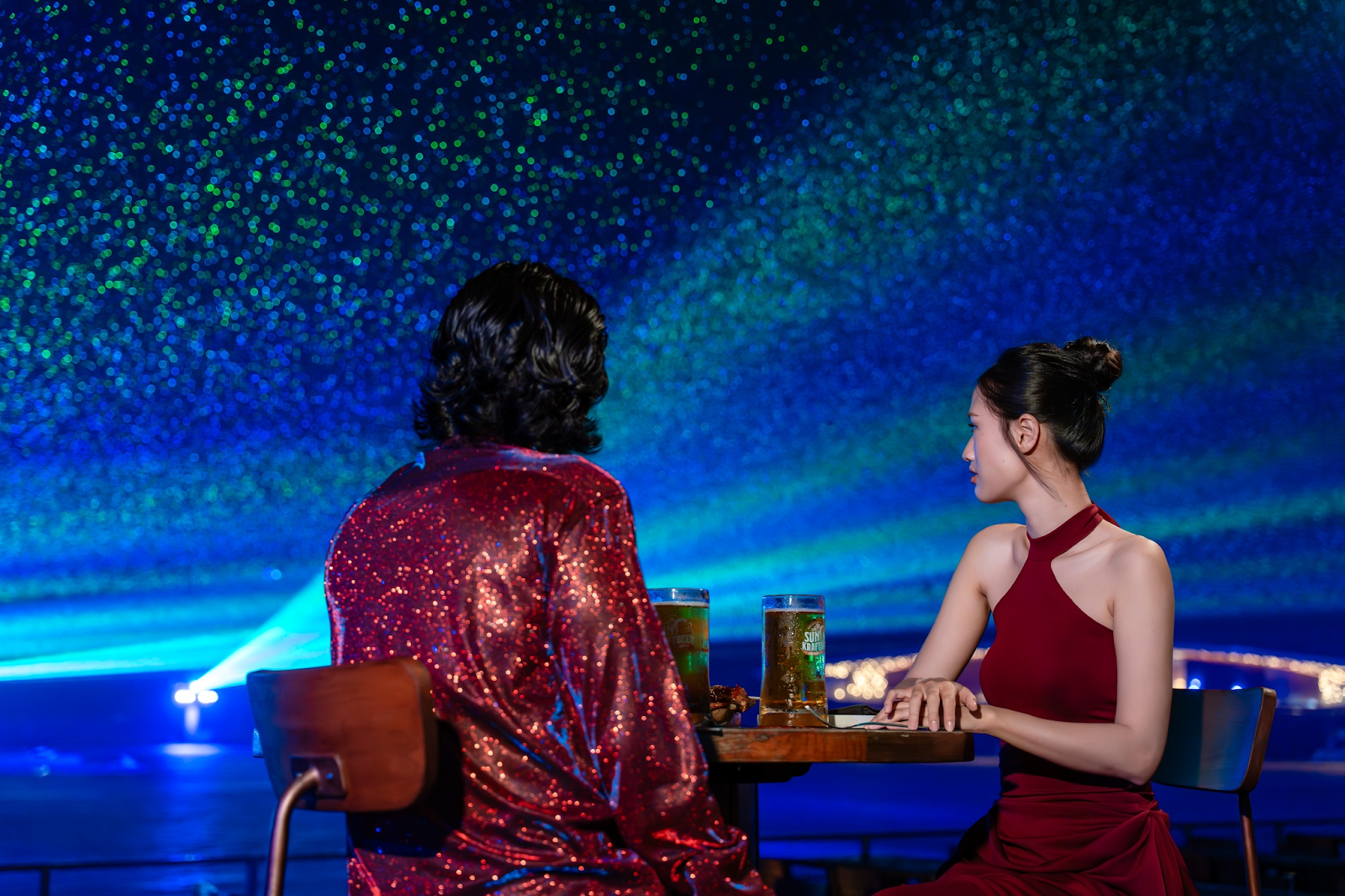 Du khách thưởng thức bia thủ công và ngắm pháo hoa tại nhà hàng Sun Bravia GastroPub