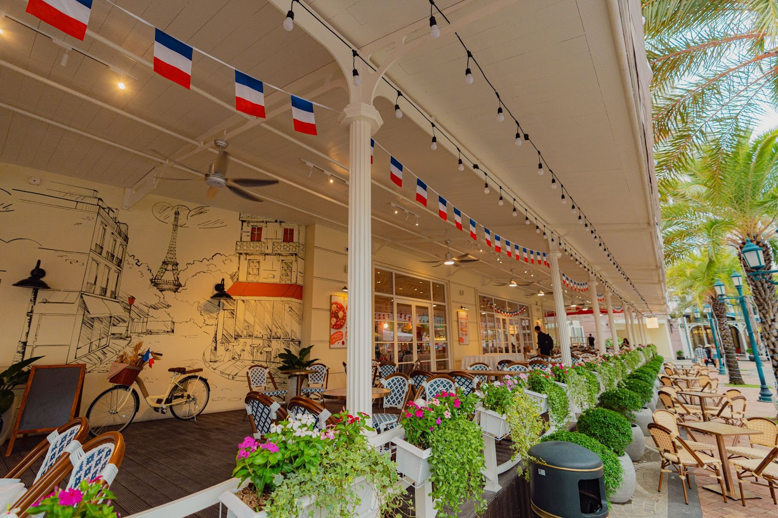 Du khách có thể nghỉ ngơi và thưởng thức bánh ngọt kiểu Pháp tại tiệm bánh Eric Kayser