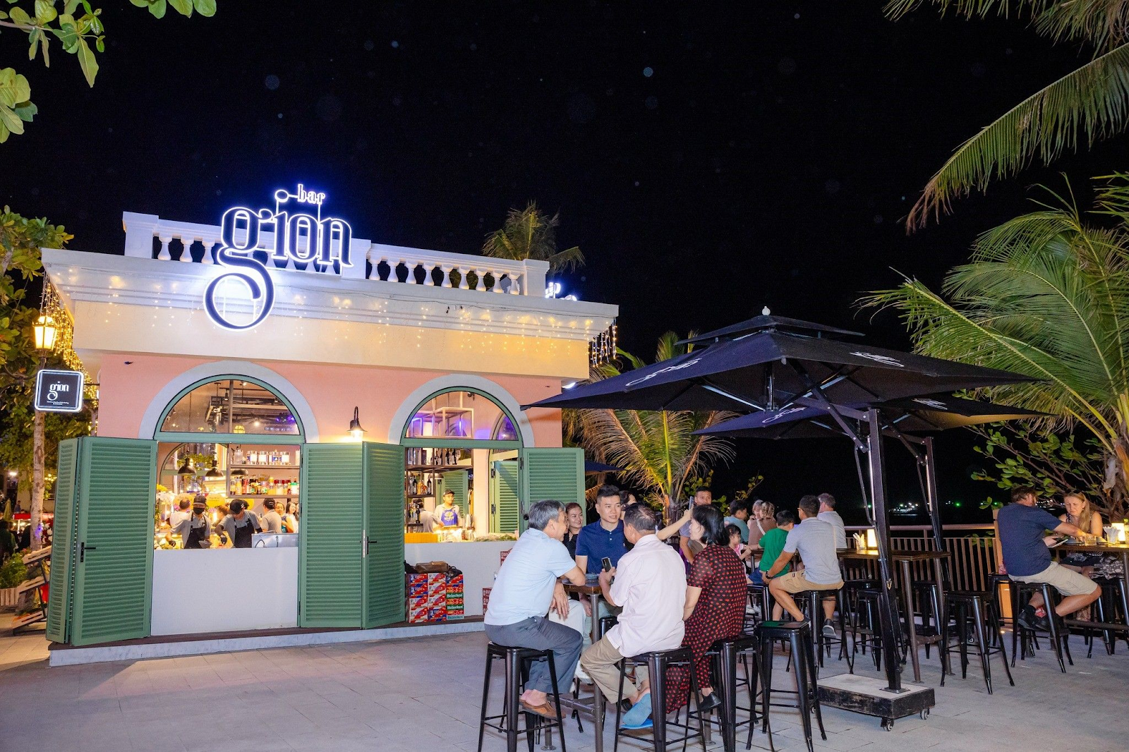 Giòn Bar là một trong những cửa hàng được nhiều du khách yêu thích tại Thị trấn Hoàng Hôn