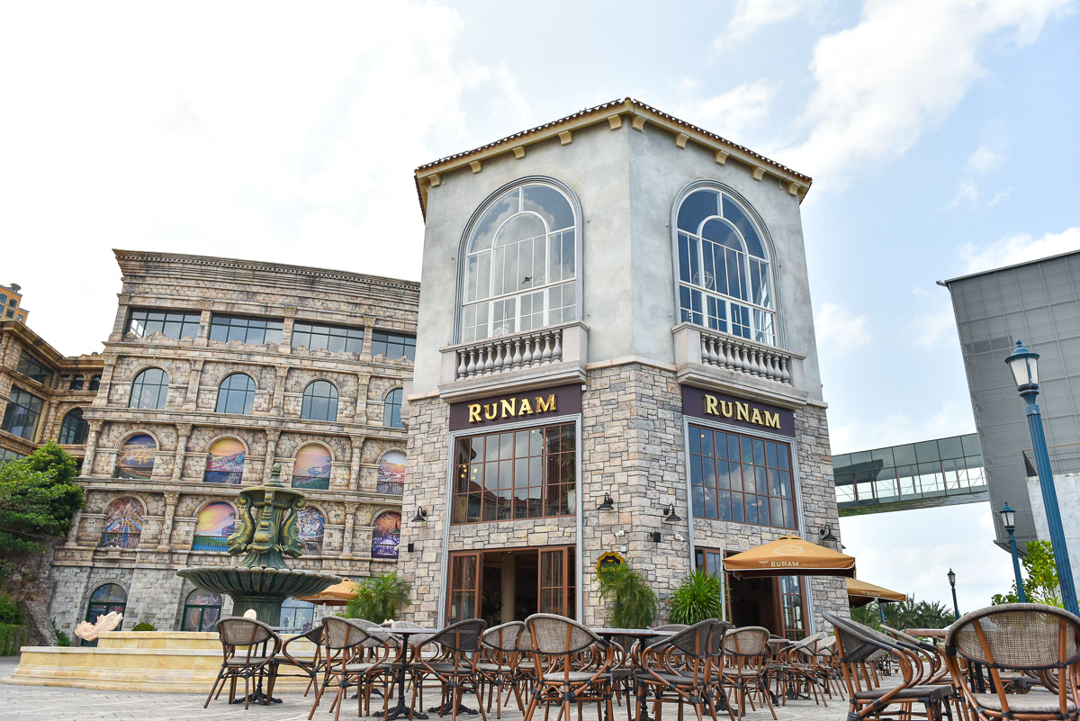 Cafe Runam là địa điểm lý tưởng để du khách thư giãn và ngắm hoàng hôn