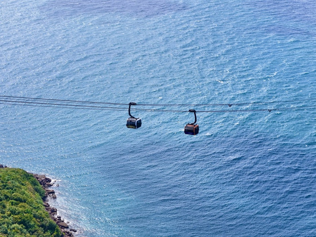 Du khách có thể ngắm nhìn biển trời Nam đảo hùng vĩ từ cabin cáp treo