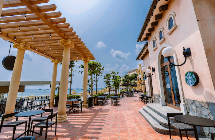 Những quán cafe tại Sunset Town đều có tầm nhìn hướng biển thoáng đãng