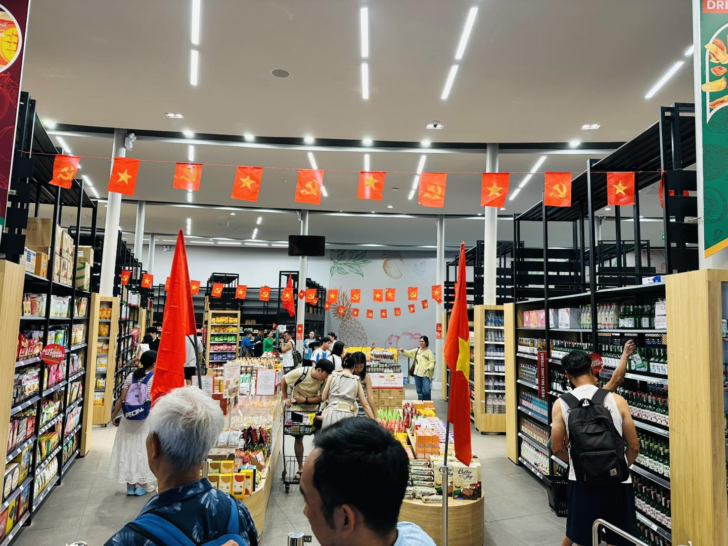 Siêu thị tọa lạc ngay cổng chợ đêm Vui Phết