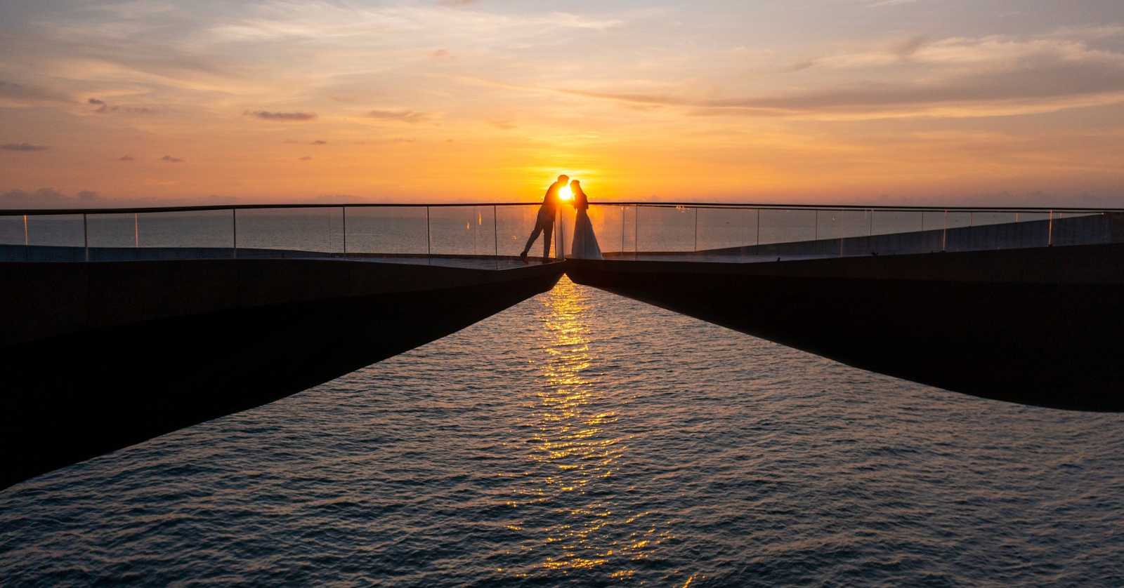 Khung cảnh lãng mạn trên Cầu Hôn