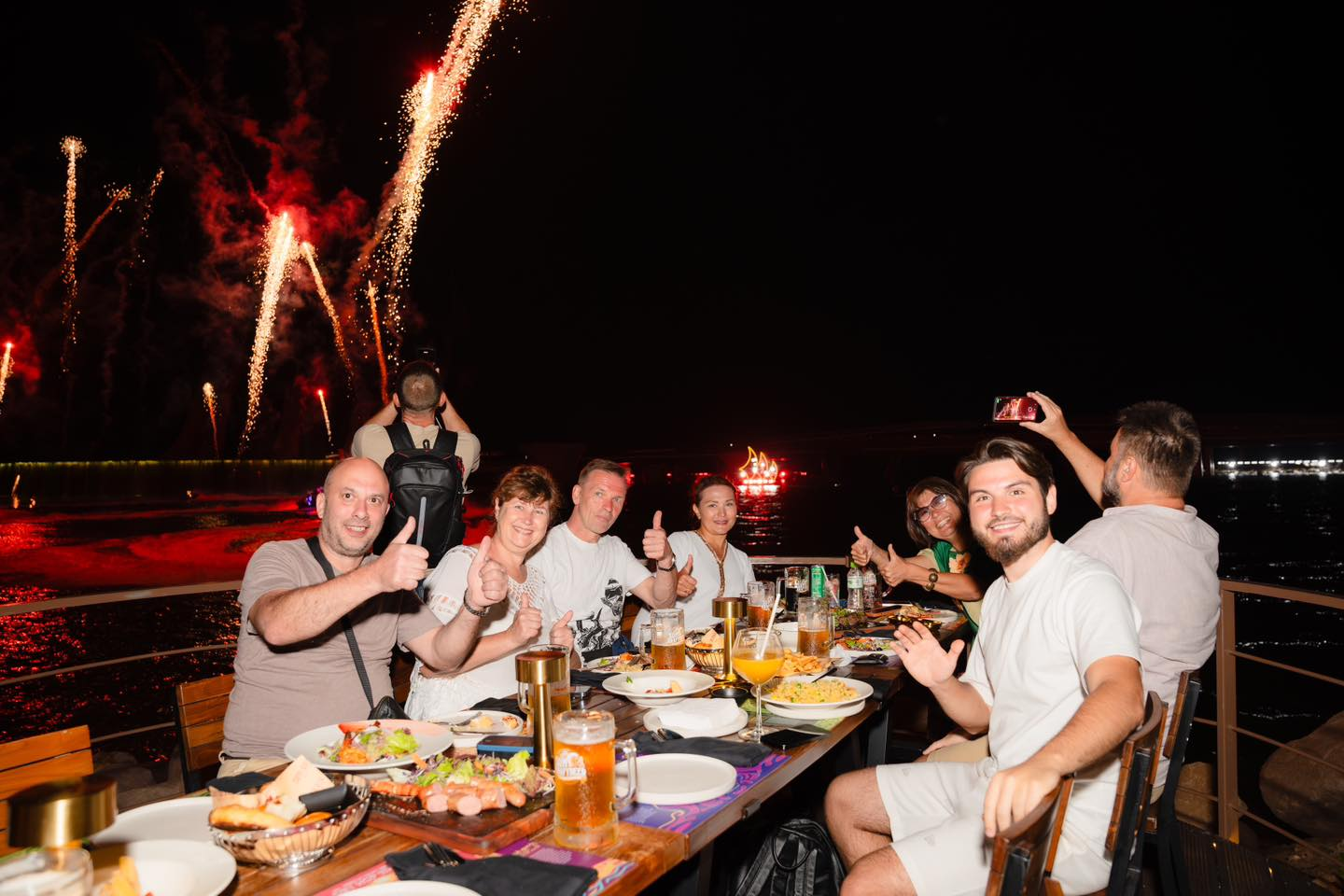 Du khách thưởng thức bữa tối ấm cúng tại nhà hàng Sun Bravia GastroPub