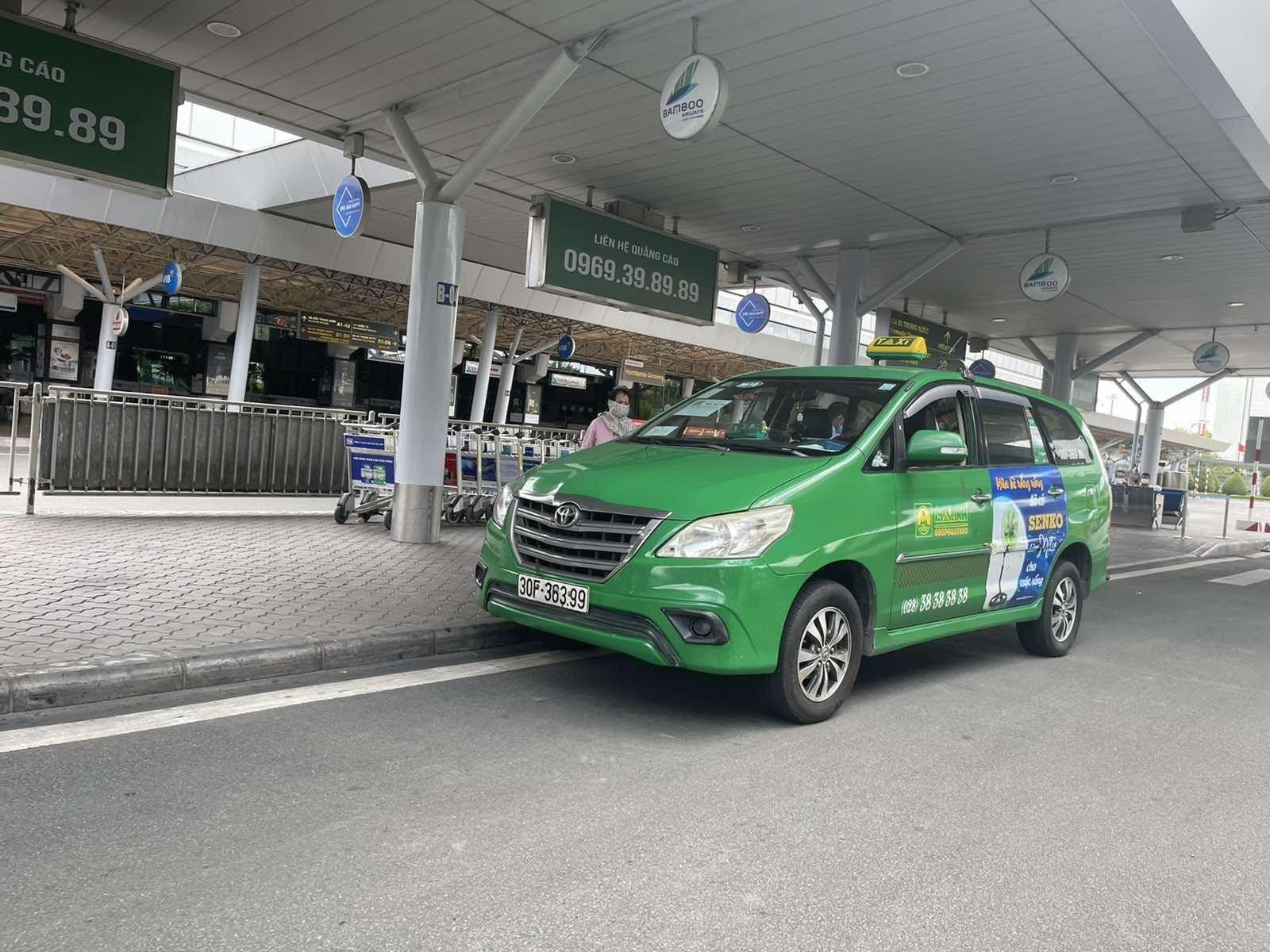 Du khách dễ dàng di chuyển đến Sunset Town bằng taxi tại sân bay