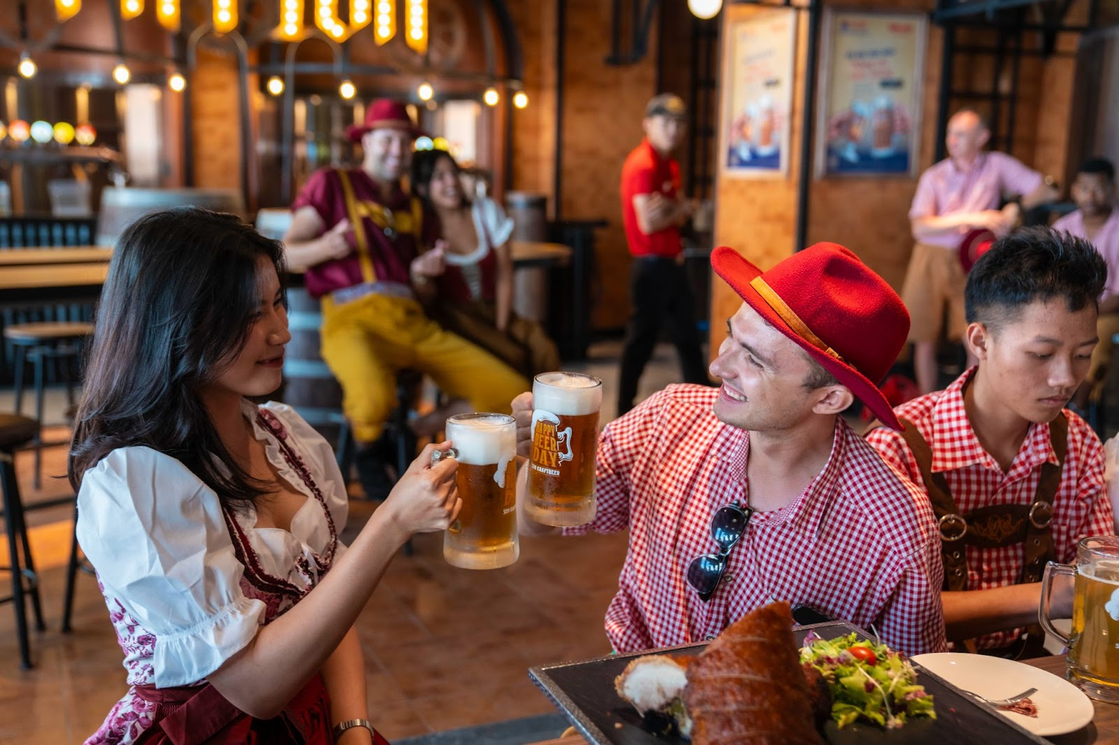 Du khách thưởng thức bia thủ công sảng khoái và mát lạnh tại nhà hàng Sun Bravia GastroPub