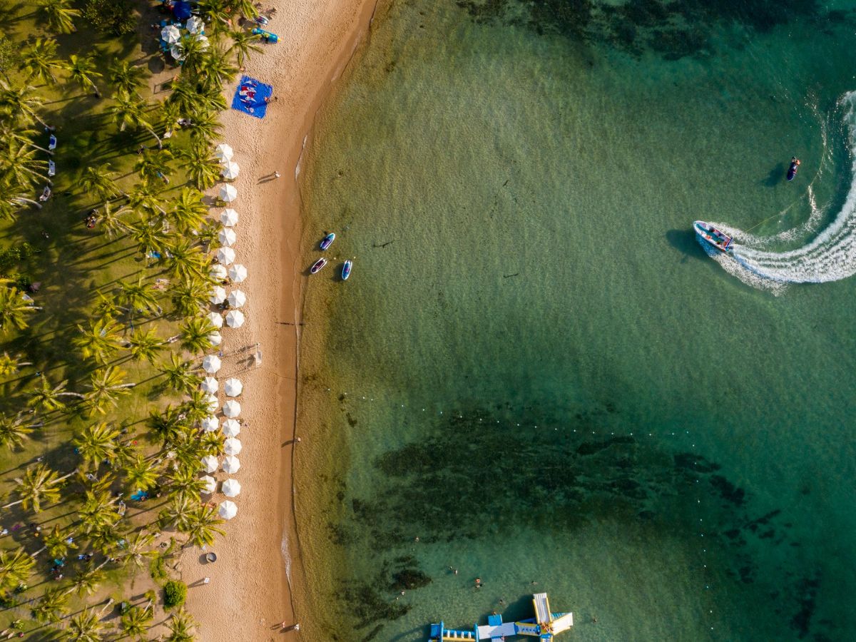 Phú Quốc gây ấn tượng với bãi biển cát trắng trải dài và nước biển trong xanh