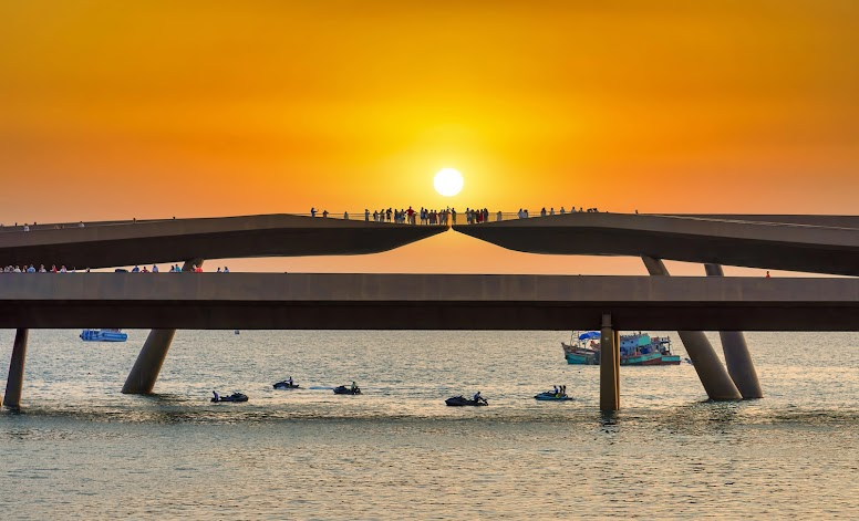 Ánh hoàng hôn rực rỡ tại Cầu Hôn ở Sunset Town