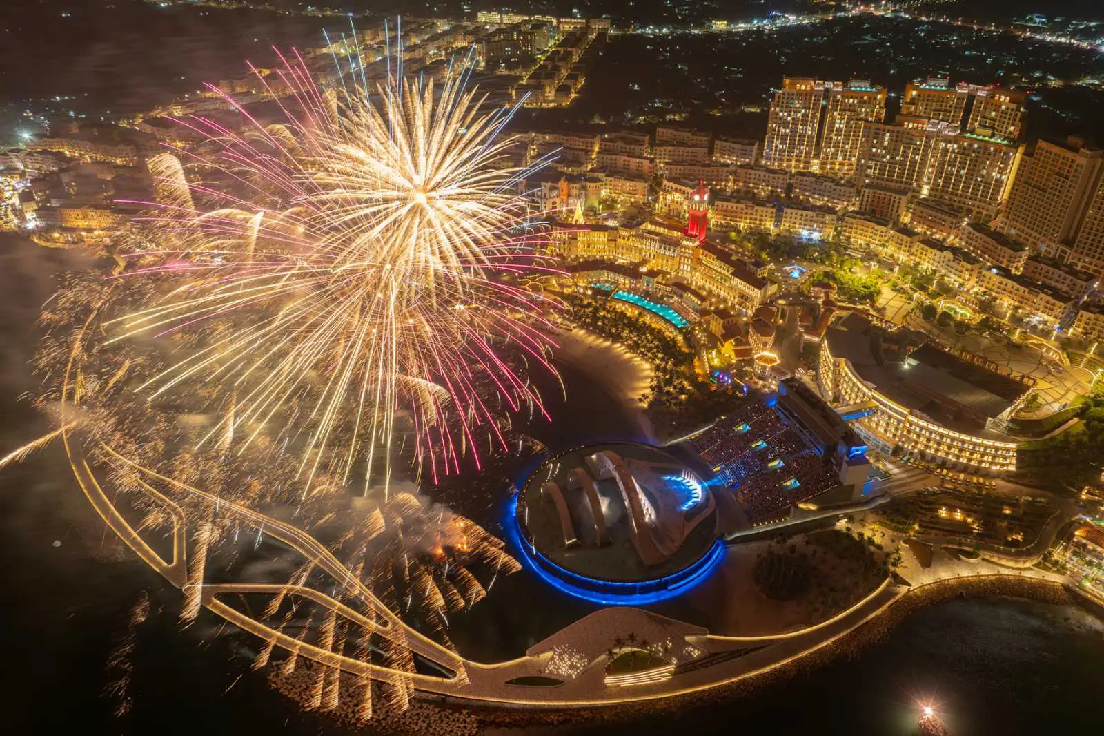 Những màn pháo hoa tại Sunset Town là điểm nhấn không thể bỏ qua khi du lịch Phú Quốc