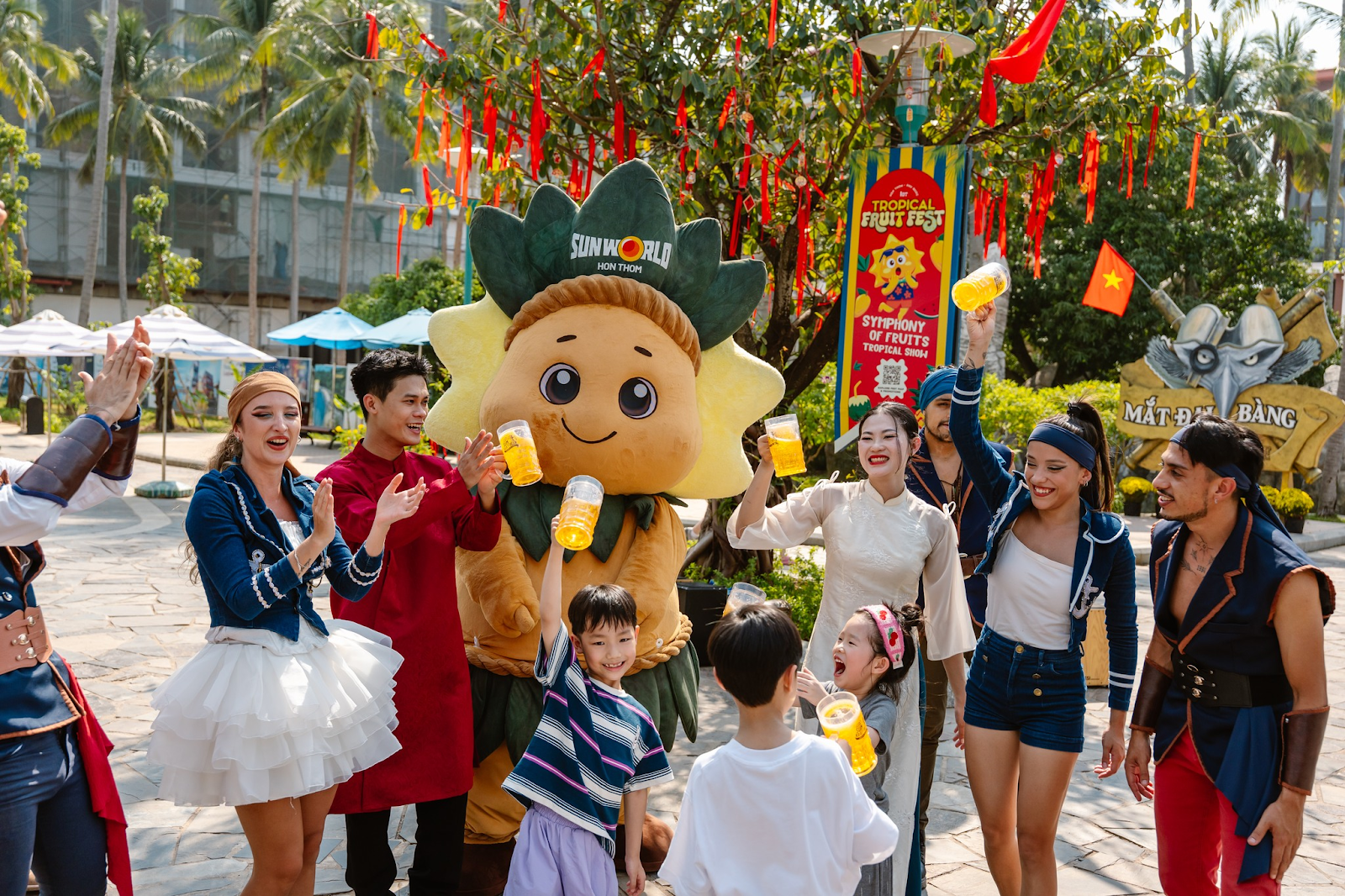 Du khách thích thú trải nghiệm không khí lễ hội sôi động tại Sun World Hon Thom