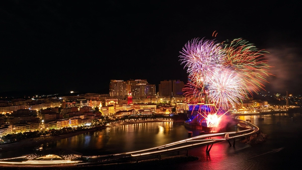 Những màn pháo hoa rực rỡ tại Thị trấn Hoàng Hôn gây ấn tượng với các du khách