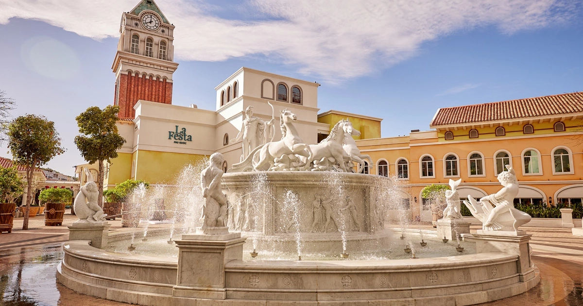 Khách sạn La Festa Phu Quoc – Curio Collection by Hilton nằm ngay trung tâm Sunset Town