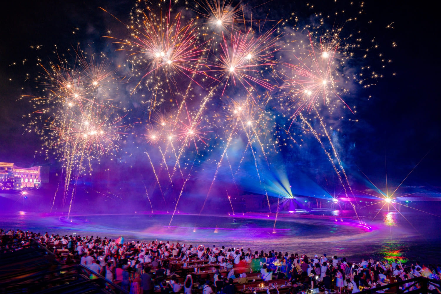 Nam đảo Phú Quốc sôi động cả ngày lẫn đêm