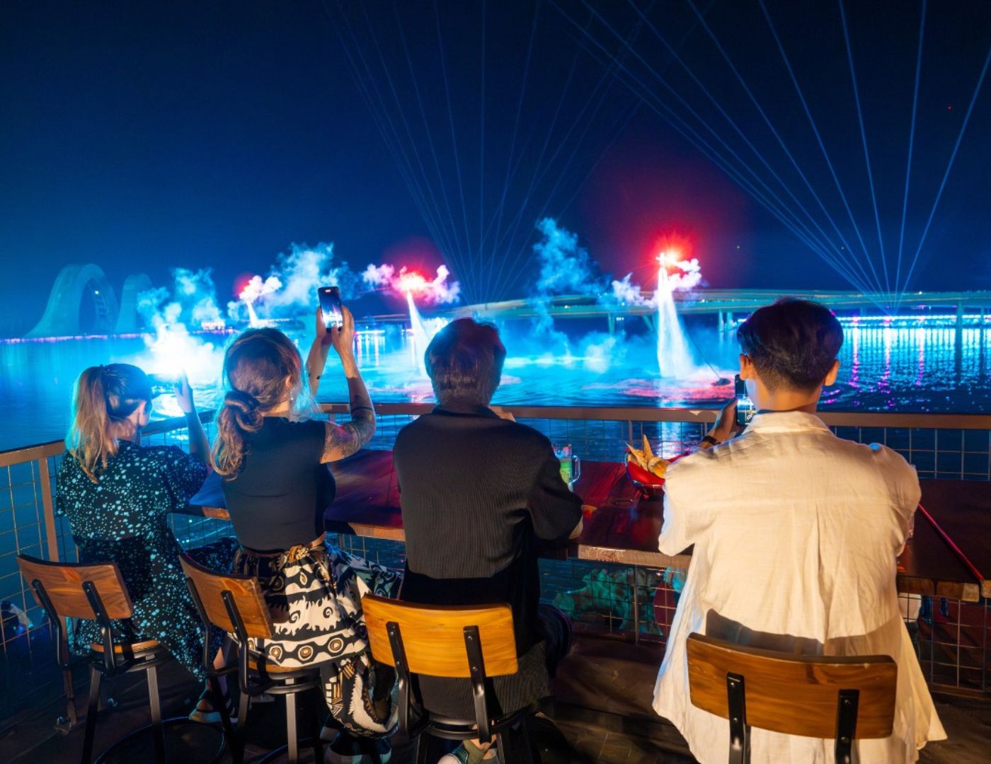 Nhà hàng Sun Bavaria GastroPub sở hữu vị trí đẹp để du khách thưởng thức show Bản giao hưởng đại dương