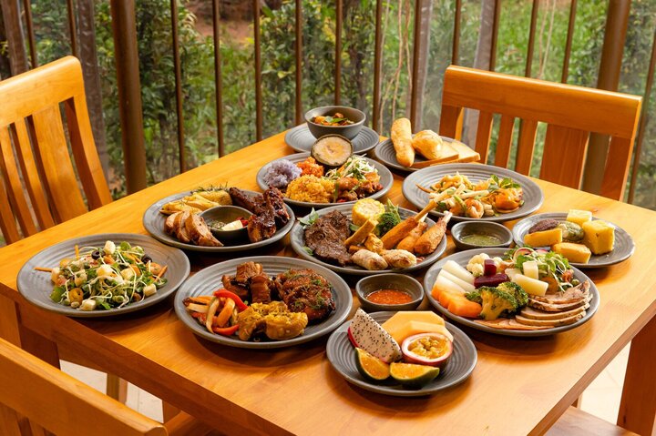 Bữa ăn đa dạng món tại nhà hàng buffet Mango