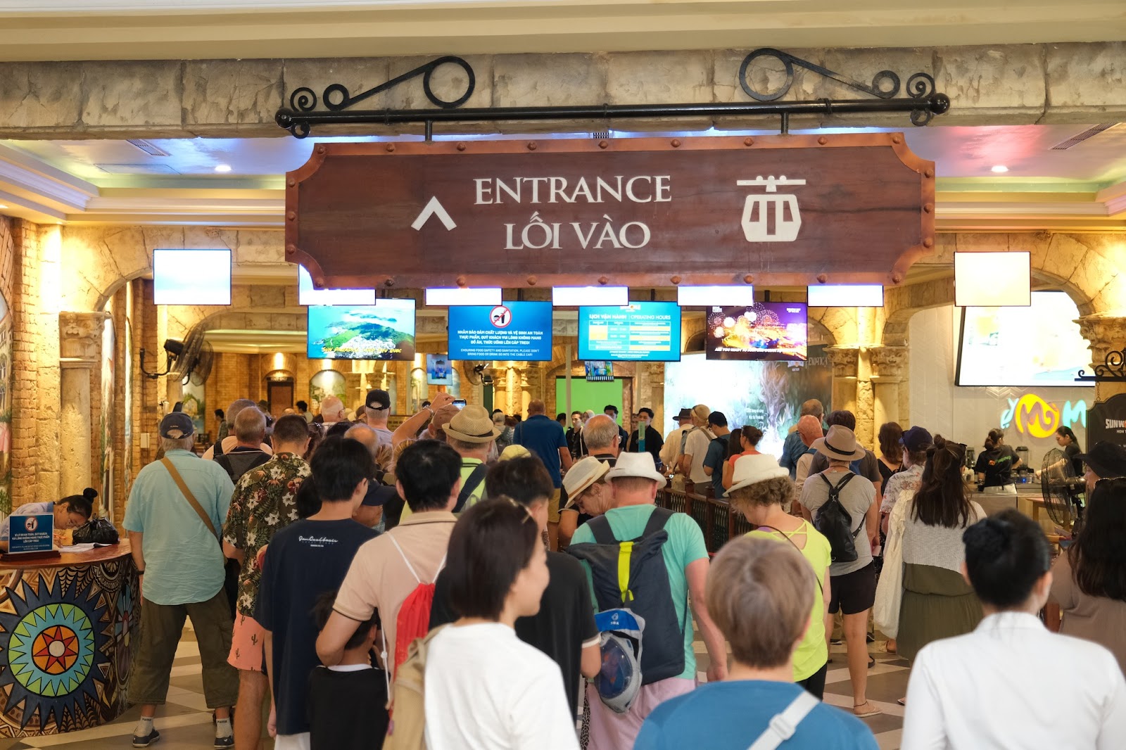 Ga An Thới hiện đại và tấp nập du khách di chuyển