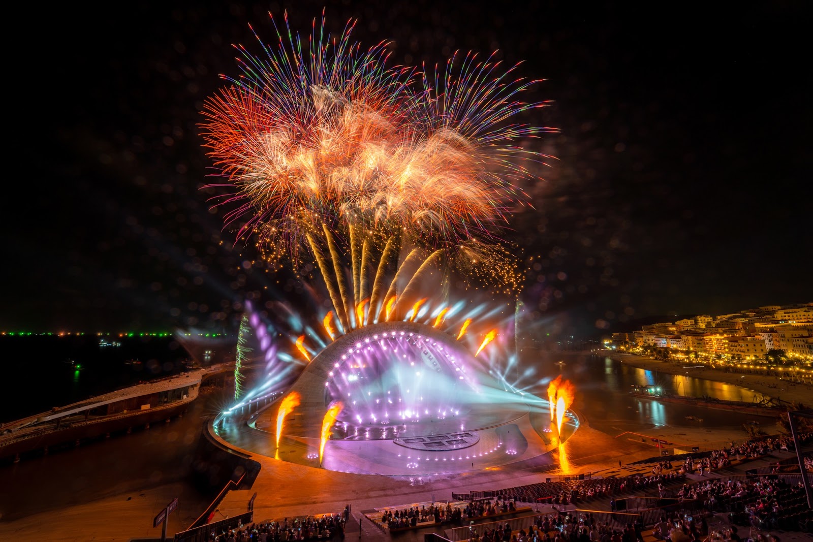 Pháo hoa rực rỡ tại show Kiss of the Sea