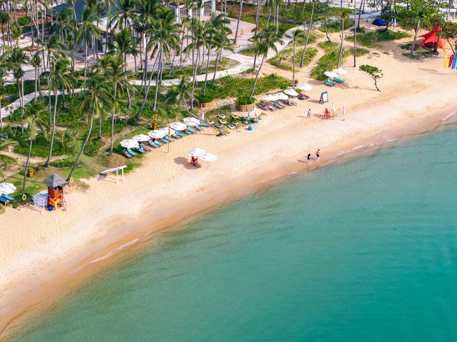 Bãi Trào với làn nước trong xanh và bờ cát trắng mịn