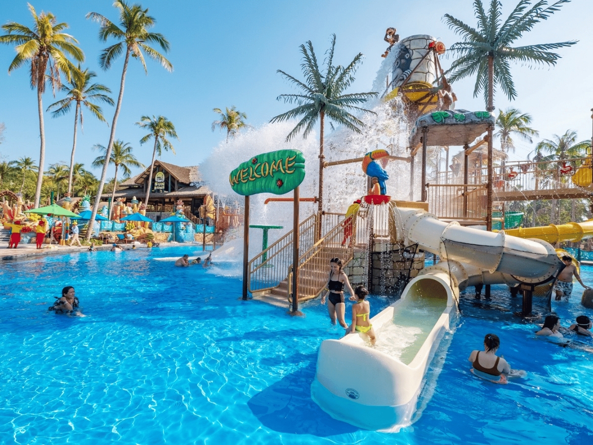 Đắm mình trong làn nước mát tại công viên nước Aquatopia