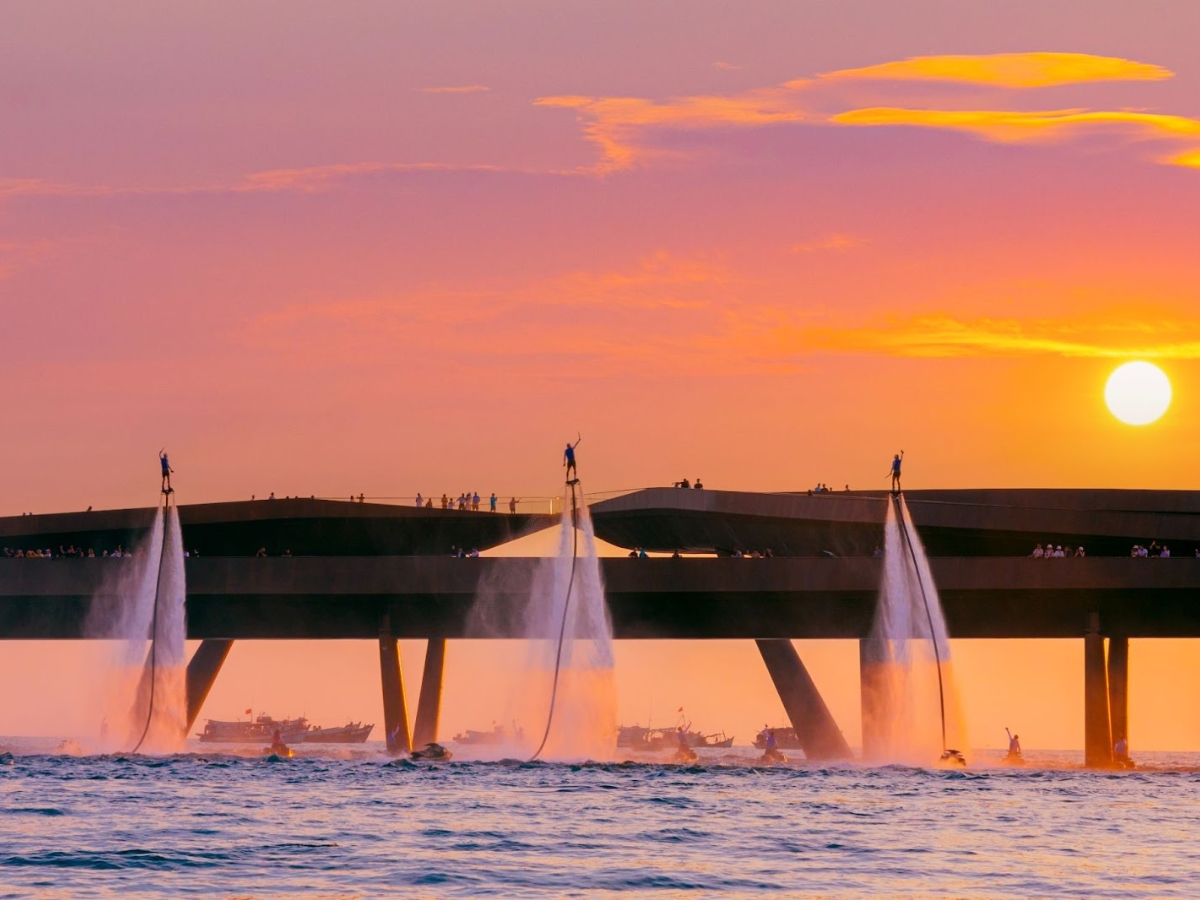 Du khách thưởng thức show Đại dương thức giấc trong ánh hoàng hôn rực rỡ