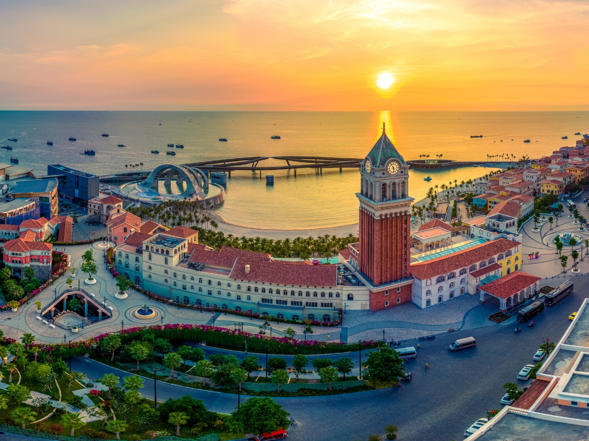 Tham quan và vui chơi tại Thị trấn Hoàng Hôn