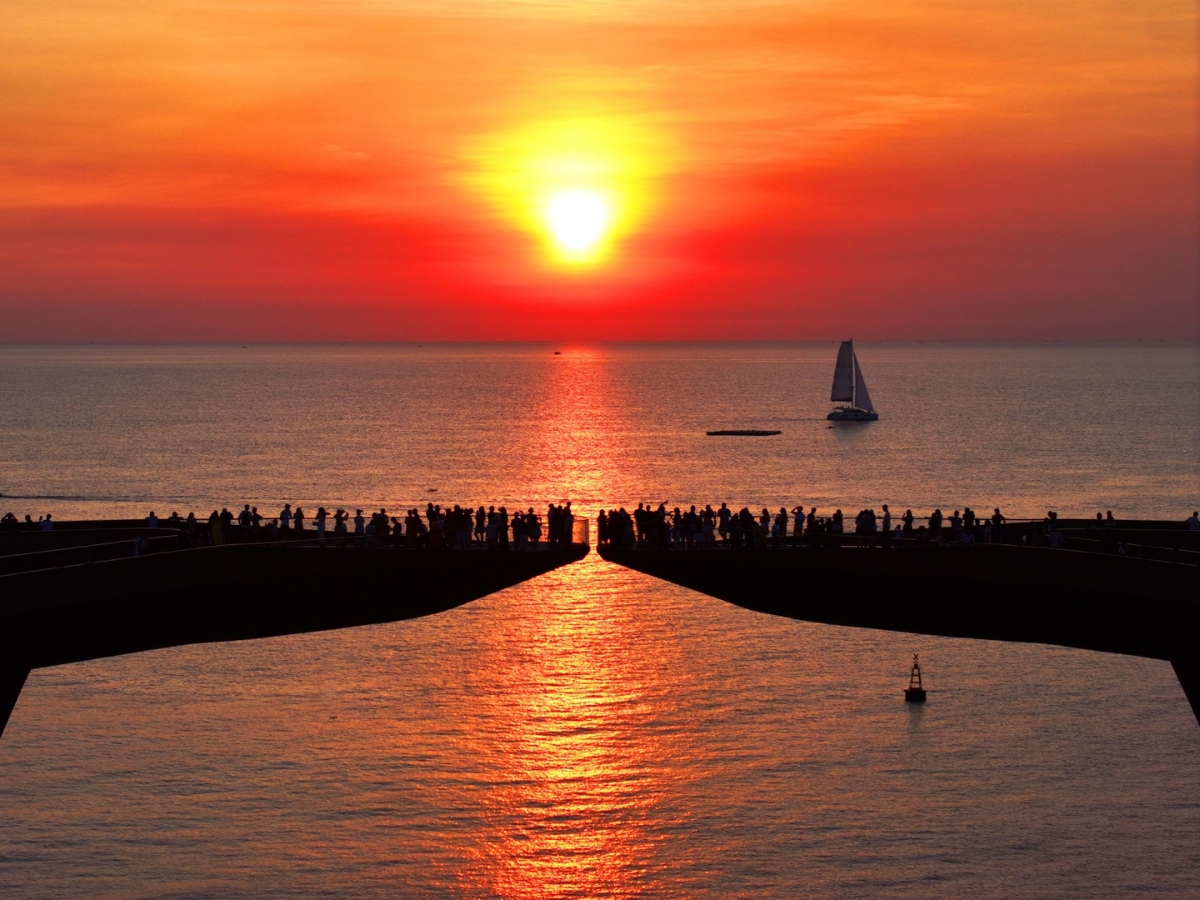 Du khách thường đến Cầu Hôn vào lúc chiều muộn để chiêm ngưỡng khung cảnh hoàng hôn tuyệt đẹp tại đây