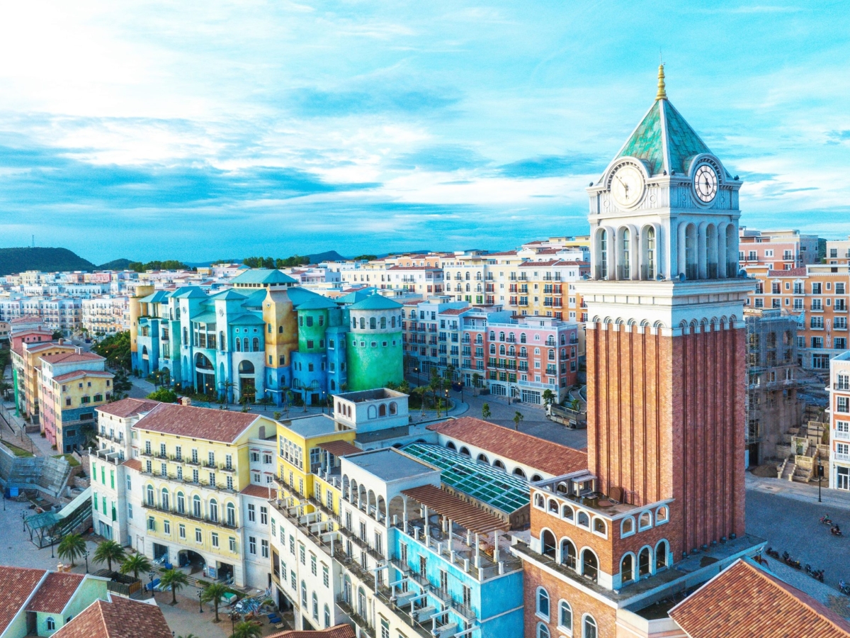 Tham quan và check-in với biểu tượng Tháp đồng hồ tại Thị trấn Hoàng Hôn