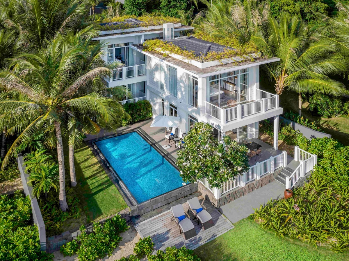 Biệt thự có hồ bơi riêng, nằm giữa vườn cây xanh mát, trong lành