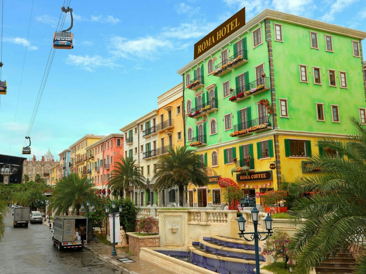 Roma Hotel được thiết kế theo phong cách Địa Trung Hải rực rỡ sắc màu