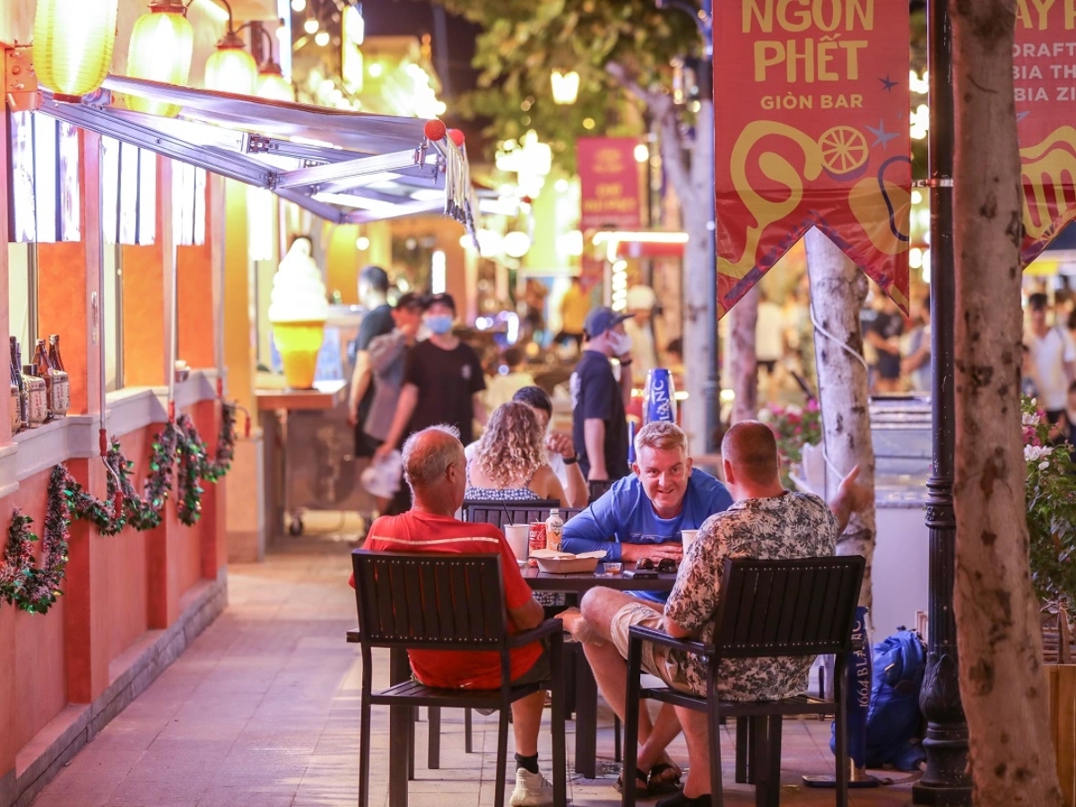 Nhóm bạn trẻ có thể thưởng thức ẩm thực và tận hưởng không khí sôi động tại chợ đêm Vui Phết