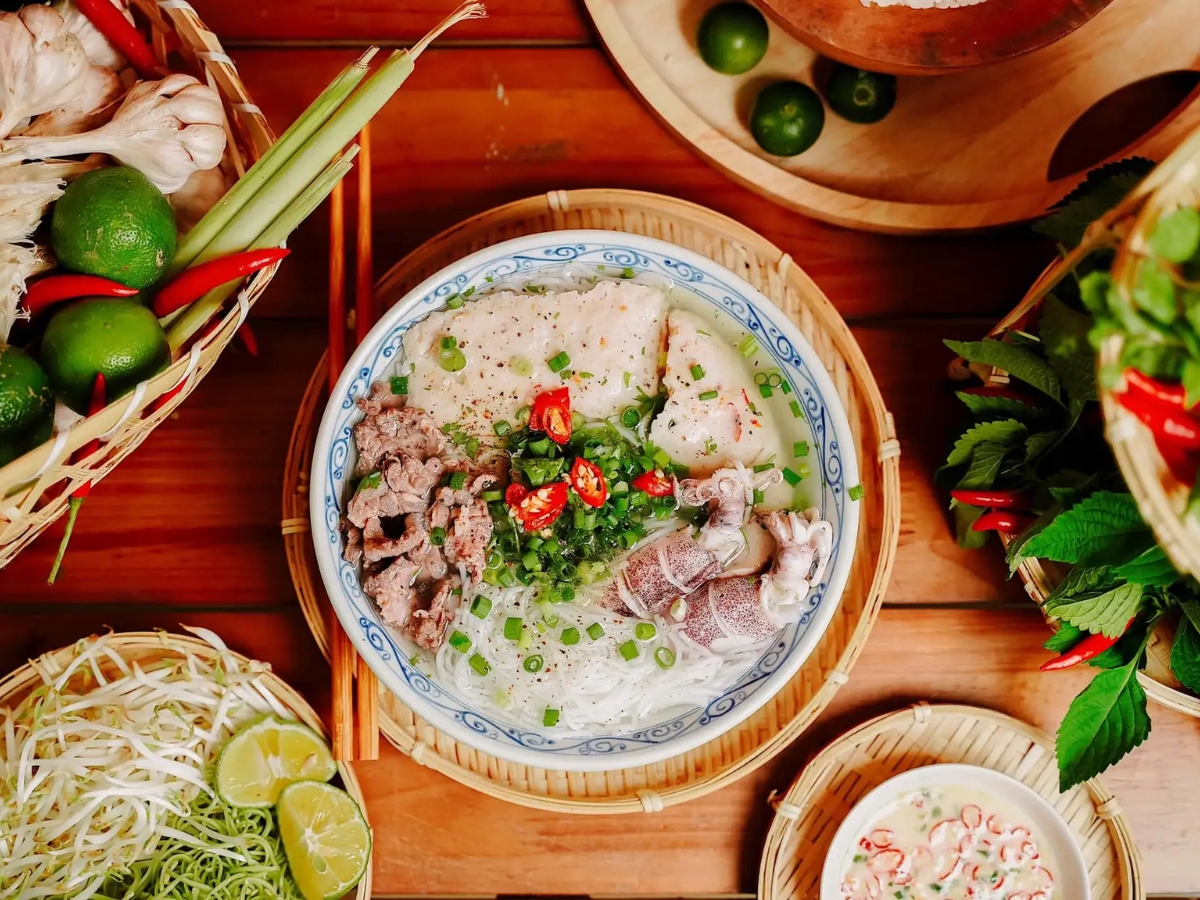 Thưởng thức tô bún quậy ngọt thanh, được chế biến ngay tại chỗ