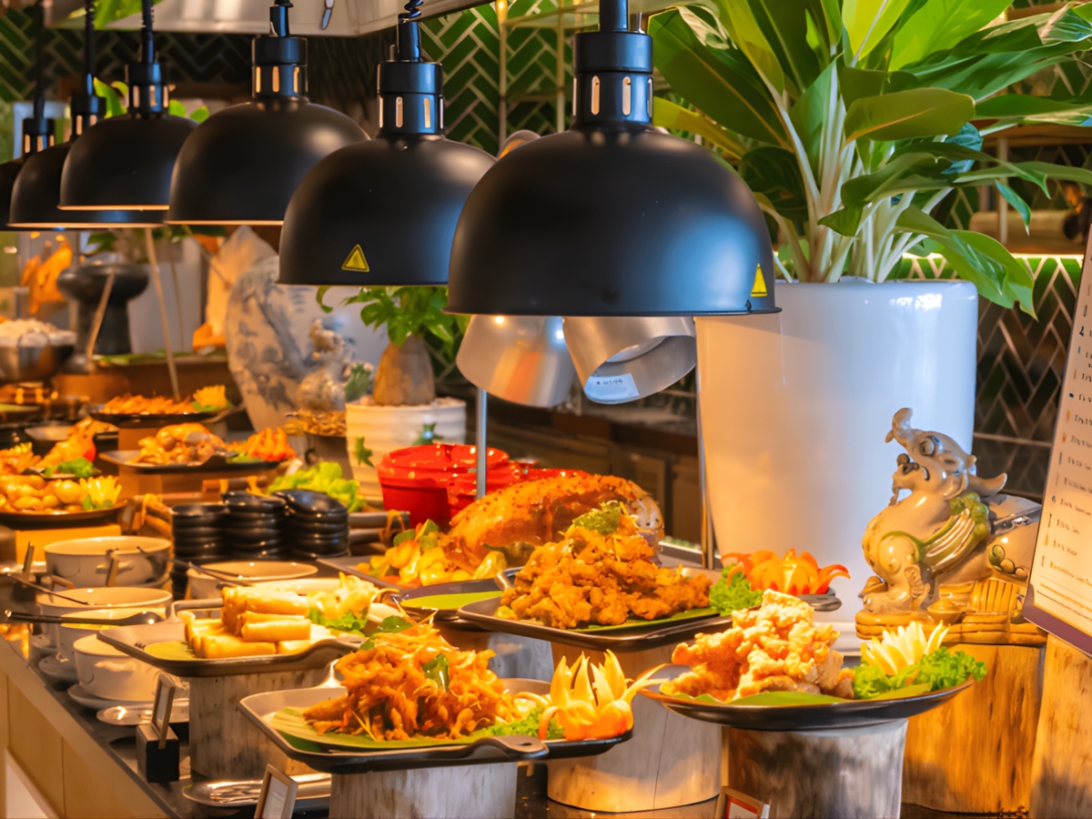 Thực đơn buffet tại Mango đa dạng với hơn 50 món trải dài từ Á - Âu