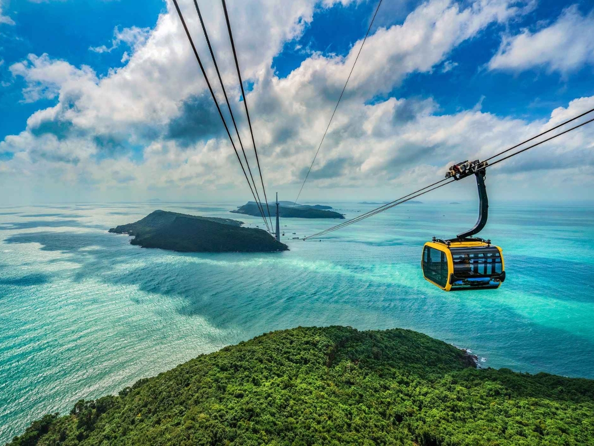 Ngồi trên tuyến cáp treo vượt biển dài nhất thế giới và ngắm toàn cảnh biển trời Nam đảo từ trên cao