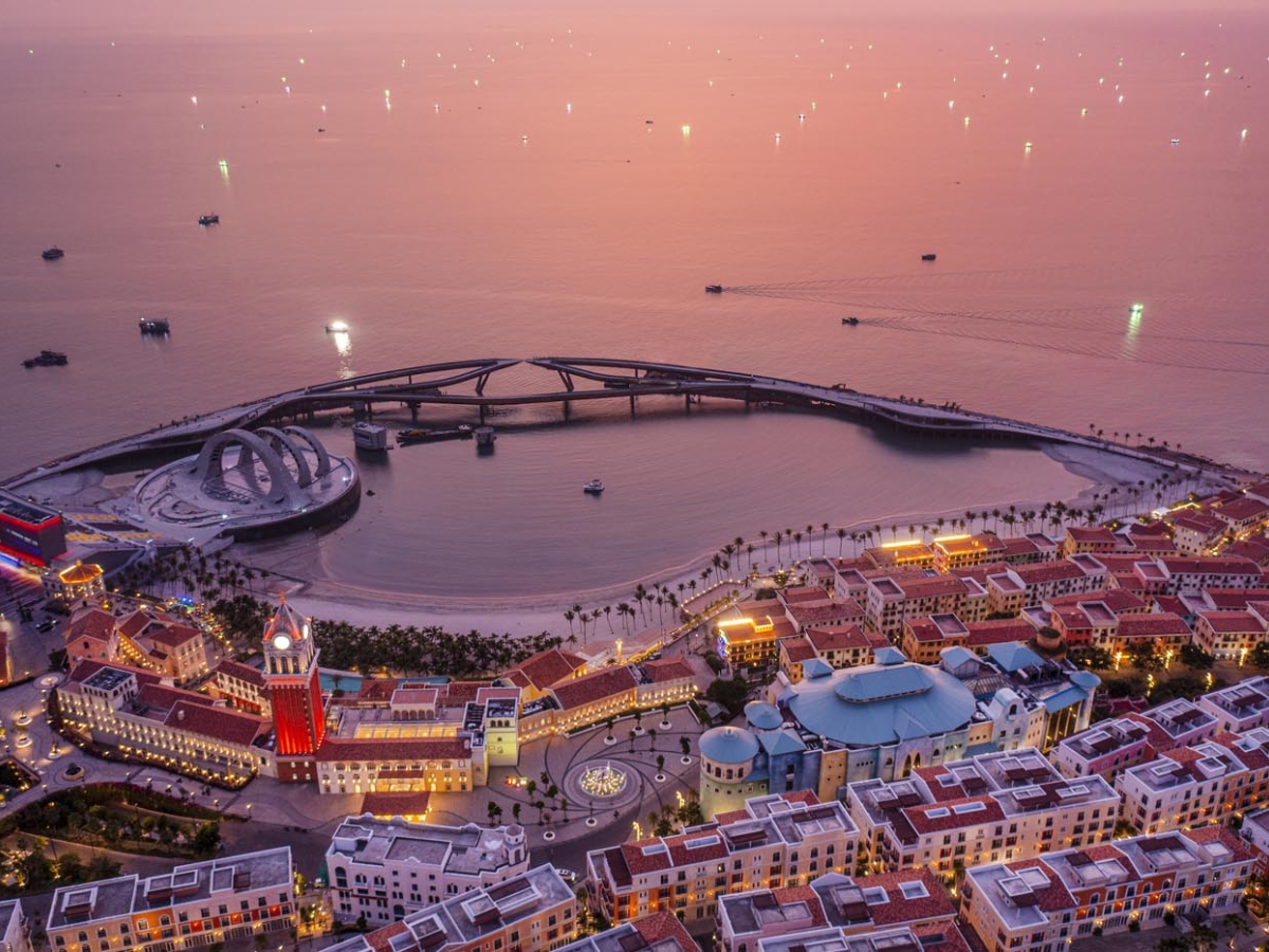 Khung cảnh hoàng hôn lãng mạn tại thị trấn Địa Trung Hải