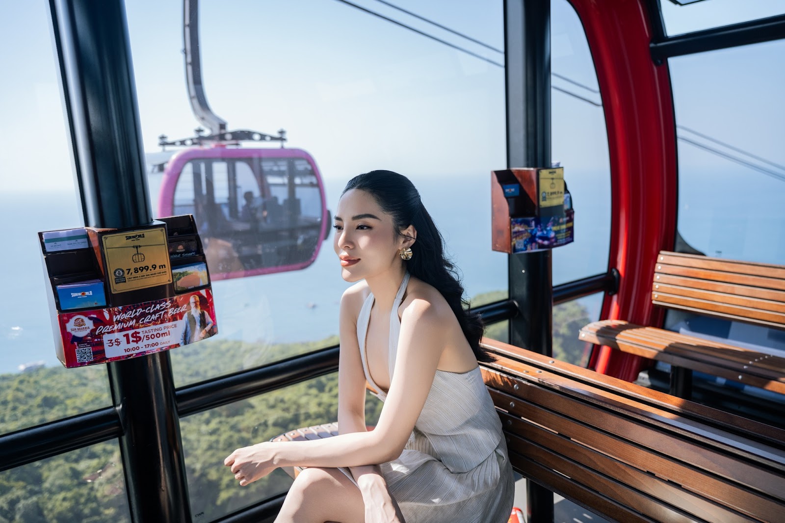 Du khách ngắm nhìn biển trời Nam đảo hùng vĩ từ cabin cáp treo