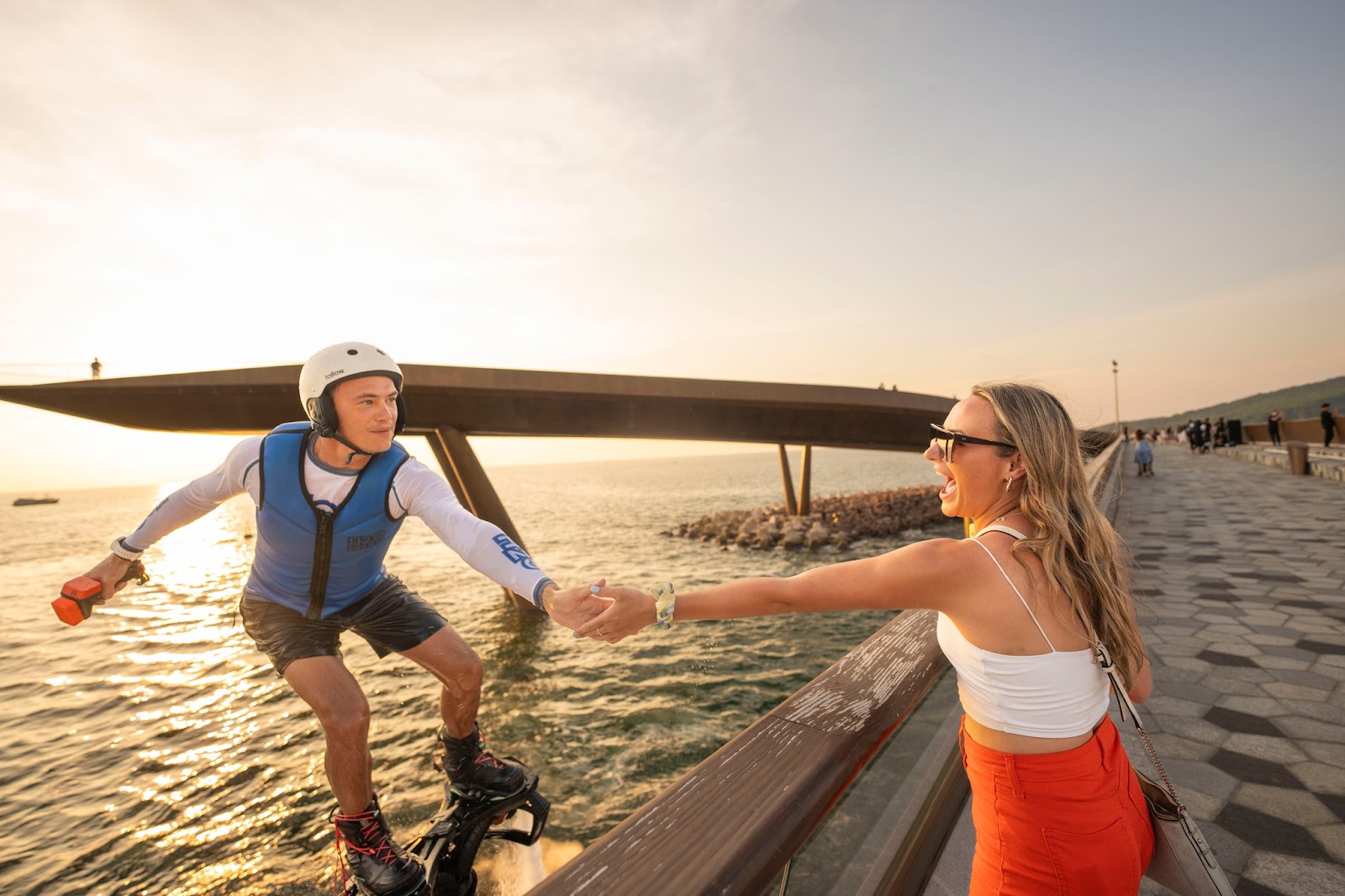 Vận động viên biểu diễn trên mặt nước trong show Awaken Sea