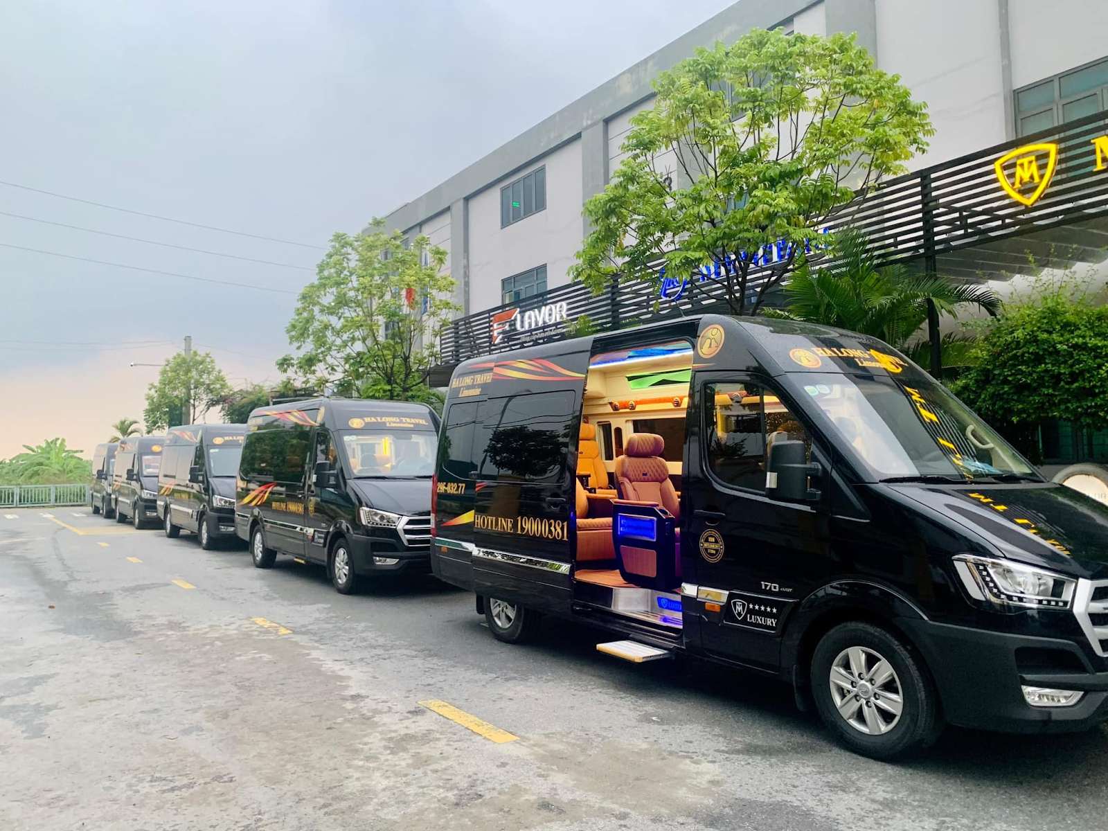 Dịch vụ xe đưa đón là cách di chuyển thuận tiện với những nhóm khách đông và gia đình